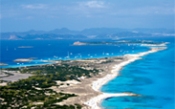 Foto aerea di spiaggia a Formentera con vista su Ibiza 